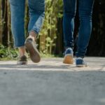 Deux personnes qui marchent ensemble